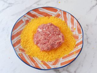 19、猪排汉堡包,再取适量的肉团压成肉饼，不用太厚，再沾裹上面包糠