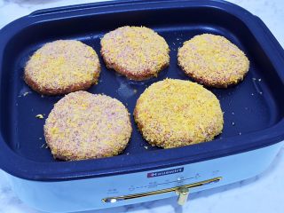 21、猪排汉堡包,平底锅倒入适量的食用油烧热，放入肉饼，小火煎至金黄色再翻另一面继续小火煎至金黄色