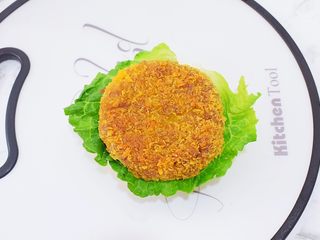 27、猪排汉堡包,放入肉饼