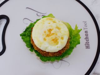 29、猪排汉堡包,放入鸡蛋