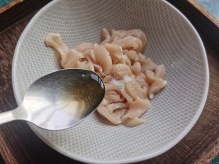 5、香菇滑鸡粥,加入料酒和白糖。