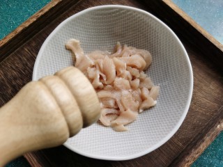 6、香菇滑鸡粥,加入白胡椒粉，没有白胡椒粉用黑胡椒粉代替。