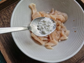 8、香菇滑鸡粥,加入淀粉。