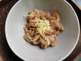 10、香菇滑鸡粥,加入姜丝，用手抓匀，腌制15分钟左右，让鸡胸肉入味。