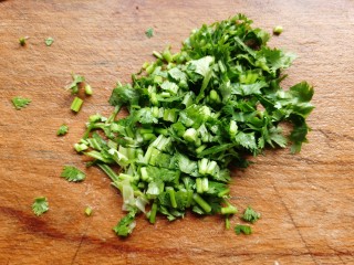 12、香菇滑鸡粥,香菜和小葱洗净切碎。