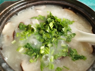 16、香菇滑鸡粥,最后加入小葱和香菜碎。
