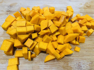 4、红枣南瓜粥,南瓜去皮洗净切小块