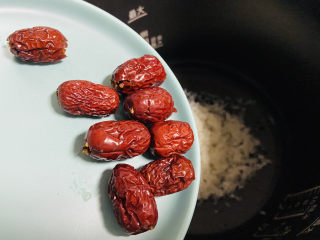 7、红枣南瓜粥,放入去核的红枣