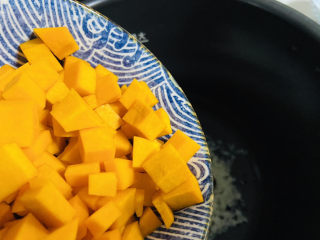 8、红枣南瓜粥,放入南瓜