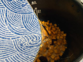 9、红枣南瓜粥,加入热水