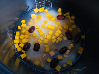 10、红枣南瓜粥,水量约800ml，盖上锅盖摁煮粥功能键。约40分钟