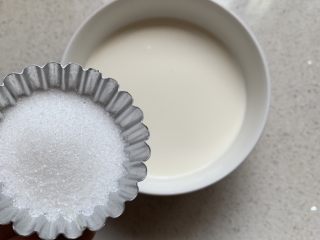 2、奶香焦糖布丁,淡奶油加牛奶，加糖