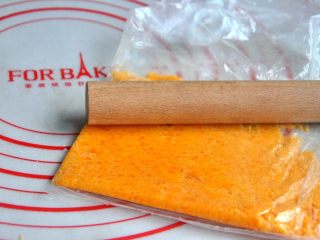 8、金沙奶黄月饼,用擀面杖擀压成泥。