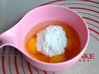 11、金沙奶黄月饼,倒入糖粉。