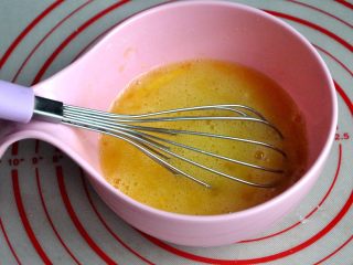 12、金沙奶黄月饼,用手动打蛋器抽打均匀。