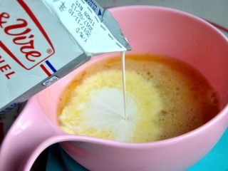 13、金沙奶黄月饼, 加入淡奶油和牛奶。