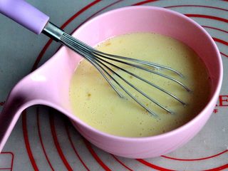 14、金沙奶黄月饼,混合均匀。