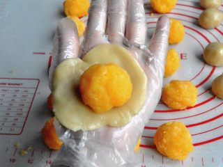 19、金沙奶黄月饼,将馅分成30克一个的小球，面团分成20克一个的小球，把皮压薄，包裹馅。配方的量刚好16个50克的慢慢用虎口往上推，捏紧收口，轻轻搓圆月饼。