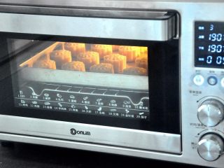 23、金沙奶黄月饼,放入烤箱烤5分钟给月饼定型，取出给月饼刷一层薄薄的蛋黄水，一定要很薄，切忌贪多，刷完后再放入烤箱烤15分钟，表面上色即可。（各家烤箱温度不一