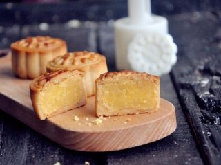 25、金沙奶黄月饼,成品是未回油的状态，用预拌粉回油一天就可以享用啦。