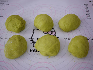 7、菠菜排包,取出面团排气后,分成6份相同大小的小面团,滚团盖保鲜膜松弛15分钟