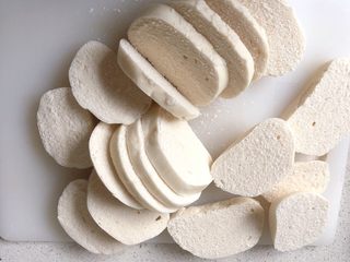 2、蒜香馒头片,馒头切片,我切了3个,每用完