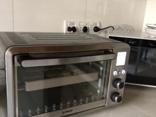 8、蒜香馒头片,送入预热好的烤箱,中层,上下火180度烤15分钟左右,至微微金黄