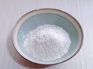 1、营养健康早餐  卷心菜番茄全麦鱼面,首先将全麦与面粉混合！