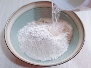 2、营养健康早餐  卷心菜番茄全麦鱼面,分次加入开水。边倒开水边用筷子挑成絮状。（切记不要一下子将开水倒入）