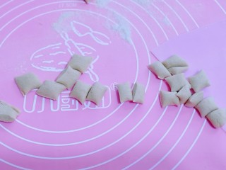 5、营养健康早餐  卷心菜番茄全麦鱼面,再分成等分的小面块。