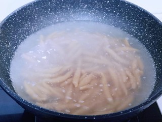 7、营养健康早餐  卷心菜番茄全麦鱼面,锅中加入水，大火烧开后下入鱼鱼面，煮至8成熟（撒落的手法放入锅中，切记不要一下子倒入，避免黏连在一起。）