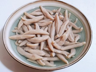 8、营养健康早餐  卷心菜番茄全麦鱼面,煮好会很粘，用冷水冲洗两遍，再换清水，可以再水里滴几滴油，避免粘一起。