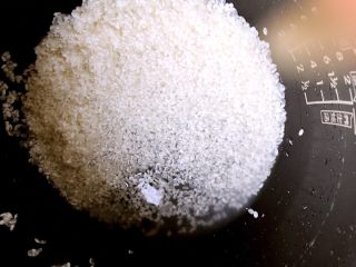 1、肉末山药粥,大米洗净。