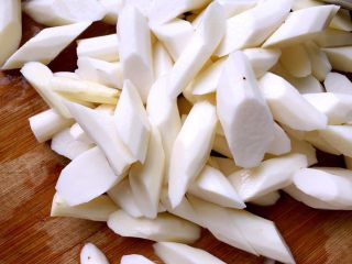 2、肉末山药粥,铁棍山药去皮切成小块备用。