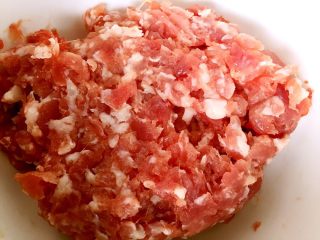 3、肉末山药粥,猪肉洗净剁碎。