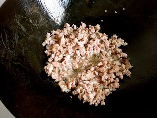 4、肉末山药粥,锅烧热，放油，下肉末煸炒出香味，肉颜色变白，炝料酒，放适量盐调味盛出。