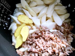 5、肉末山药粥,将山药，肉末和生姜片都倒入电饭煲中，放盐调味。