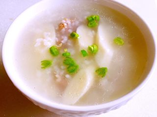 7、肉末山药粥,煮熟后，放盐调味，出锅，撒葱花，热腾腾的营养粥开吃喽！