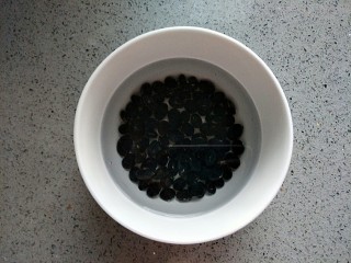 1、五谷养肾补血粥,黑豆可以前一天晚上提前浸泡，来不及不泡也没关系