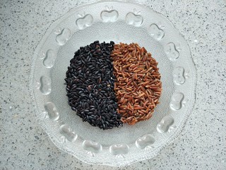 2、五谷养肾补血粥,黑色补肾，红色补血，黑米和血糯米一样一半