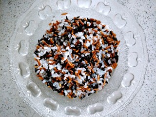 4、五谷养肾补血粥,用清水洗干净备用