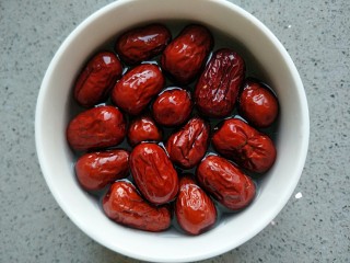 6、五谷养肾补血粥,泡一泡用水清洗，直接洗褶皱的地方不容易洗干净