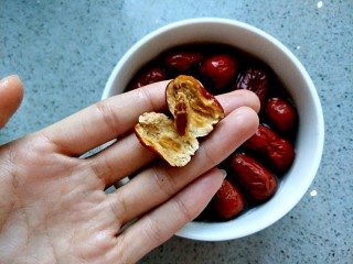 7、五谷养肾补血粥,如果介意核的可以提前去掉，泡过之后更好去