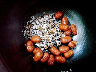 8、五谷养肾补血粥,把所有的谷类和红枣放入电饭锅中