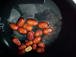 9、五谷养肾补血粥,加入8倍的清水，有刻度线的根据刻度线来哦