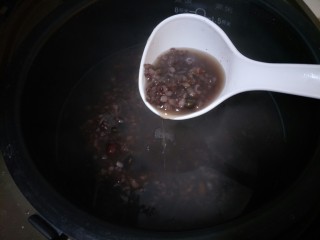 11、五谷养肾补血粥,时间到了以后用勺子搅匀，如果感觉不是很浓稠再闷一会儿就好