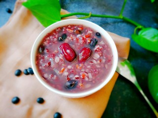 12、五谷养肾补血粥,煮粥不费事，就是时间长，要提前准备。为了健康不要怕麻烦哦