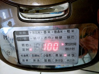 10、五谷养肾补血粥,按下煮粥键，用高压锅也可以，喷气以后小火40分钟到一个小时