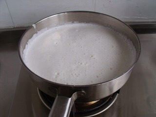 4、白粥,打好的汁过滤，倒入锅中中小火煮，要搅拌一下防止糊