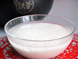 1、褐麦香肠烧麦,糯米洗净浸泡4小时